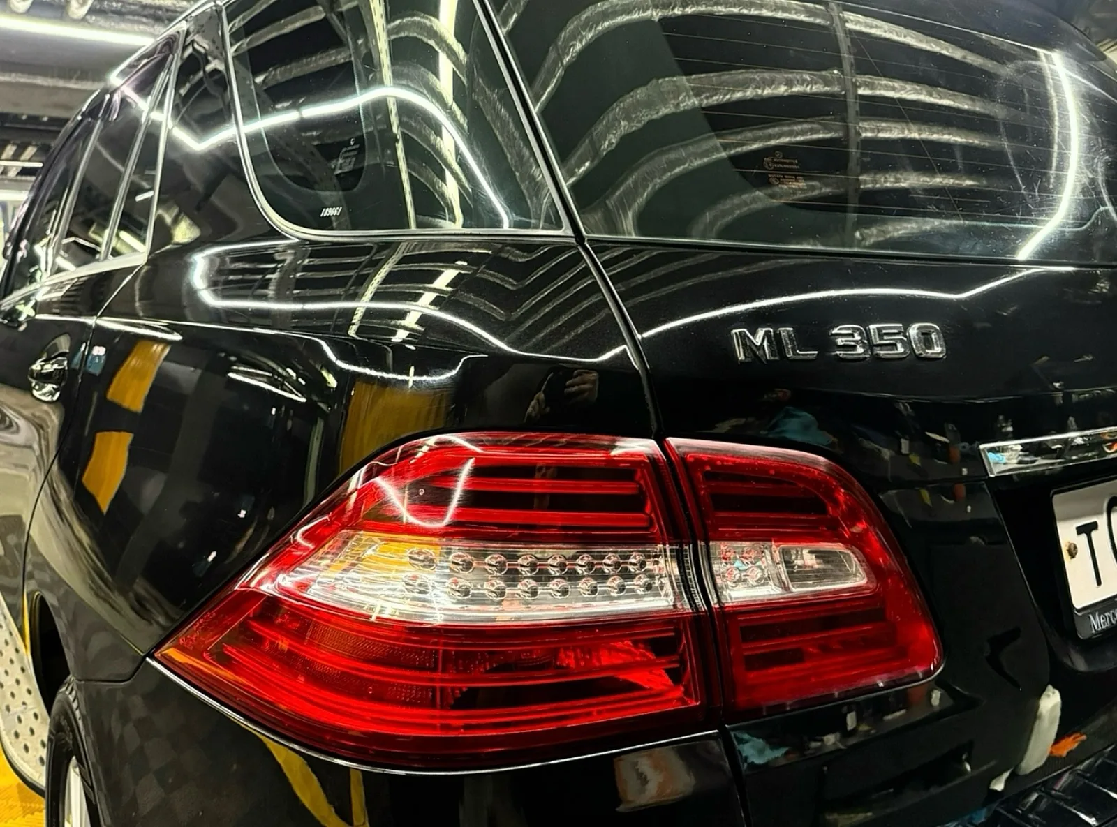 До полировки: паутина микроцарапин на корме Mercedes-Benz ML 350 под лампами бокса